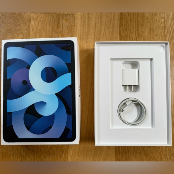 Apple iPad Air 4th Generation in Sky Blue - EUC - Picture 2 of 8